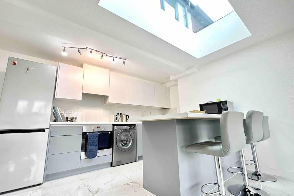 Paradigm House, Stunning 2-Bedroom Apartment 1, Free Parking, Oxford Kültér fotó