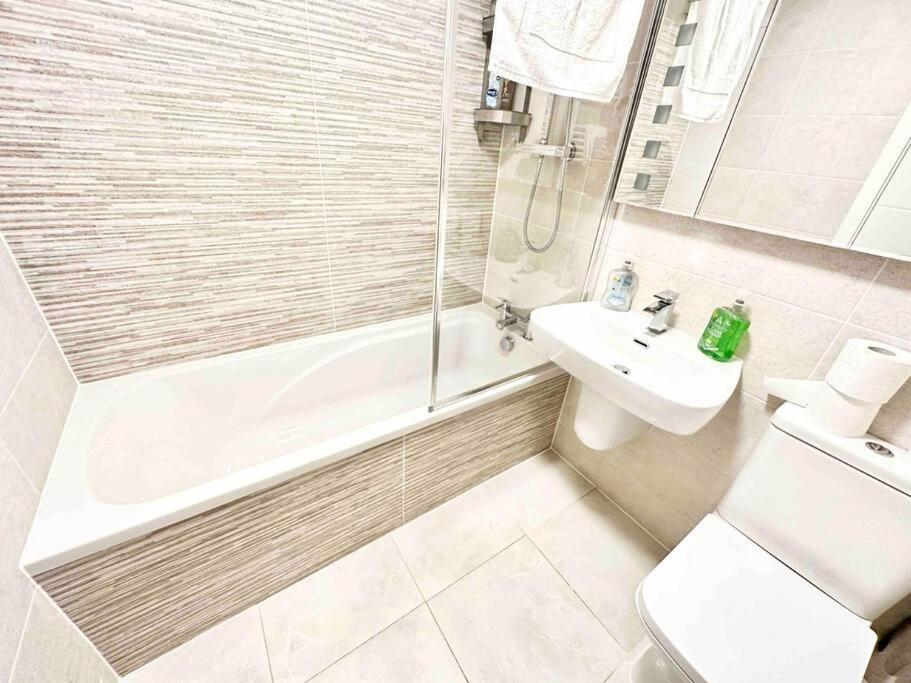 Paradigm House, Stunning 2-Bedroom Apartment 1, Free Parking, Oxford Kültér fotó